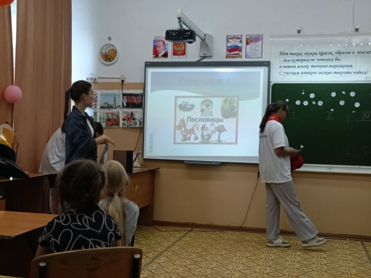 Воспитатели и ребята движения Первых провели конкурсно- познавательную игру , приуроченную к празднованию Дня Росии.